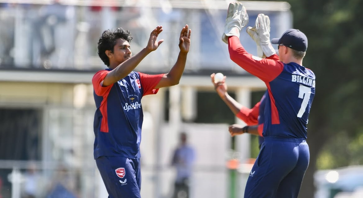 কেন্ট হারলেও জোড়া উইকেট পেলেন হাসান
