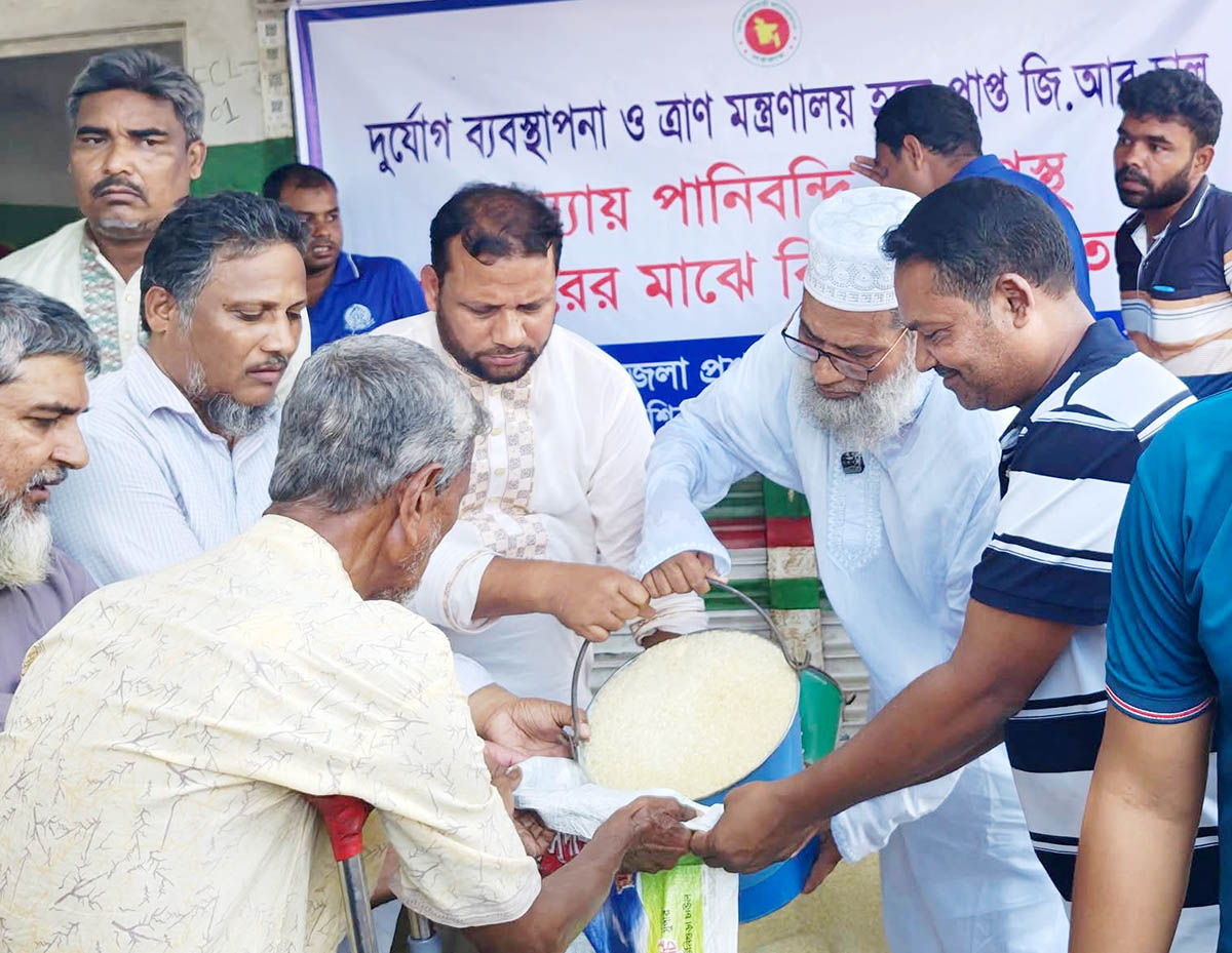 শিবগঞ্জে বন্যার্তদের মধ্যে  চাল বিতরণ করলেন  এমপি ড. কেরামত