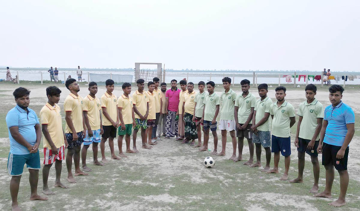 পরিবেশ ক্লাবের সদস্যদের প্রীতি ফুটবল ম্যাচ