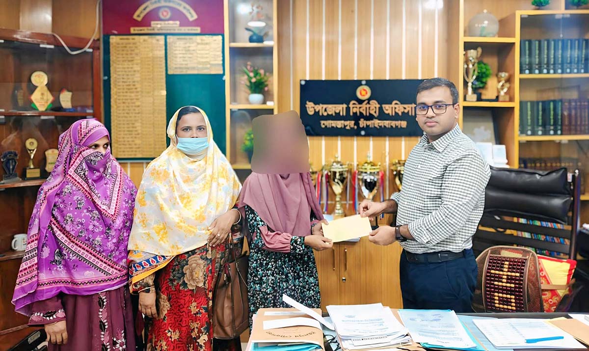 বাল্যবিয়ে ঠেকানো ছাত্রীর পাশে  দাঁড়ালেন গোমস্তাপুরের ইউএনও