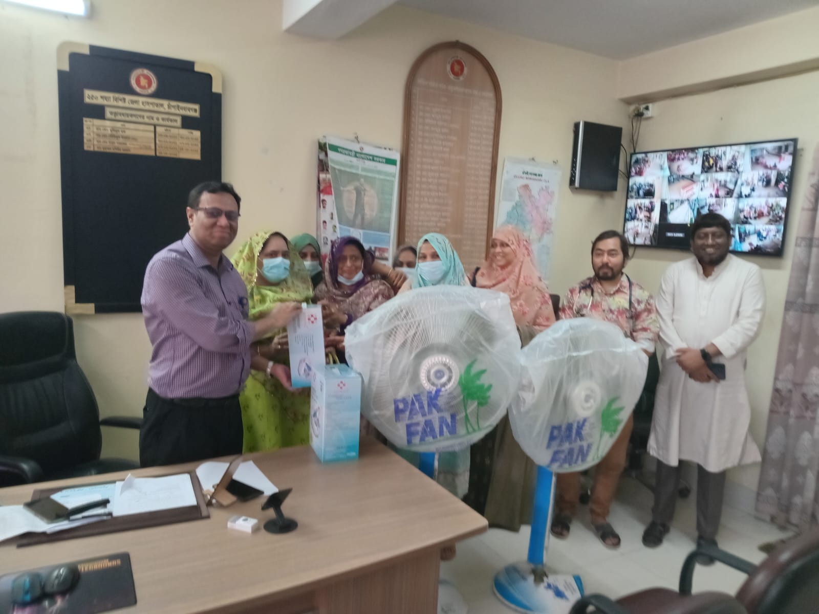 চাঁপাইনবাবগঞ্জ জেলা হাসপাতালে নেবুলাইজার ও ফ্যান দিল ওয়েল ফেয়ার ক্লাব