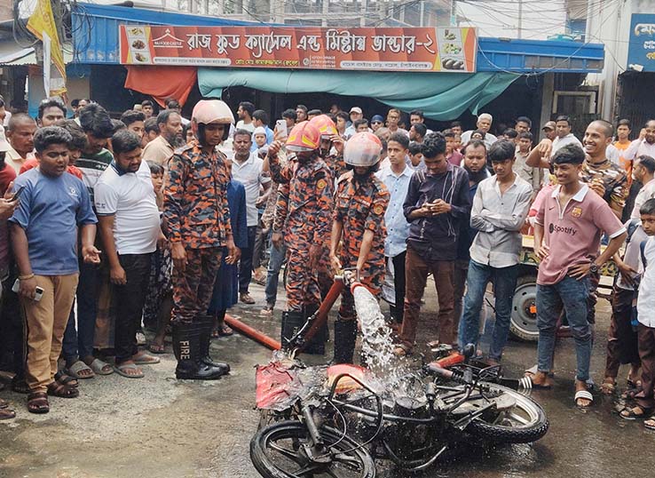 নাচোলে ওভার হিট   হয়ে পুড়ে গেছে   মোটরসাইকেল