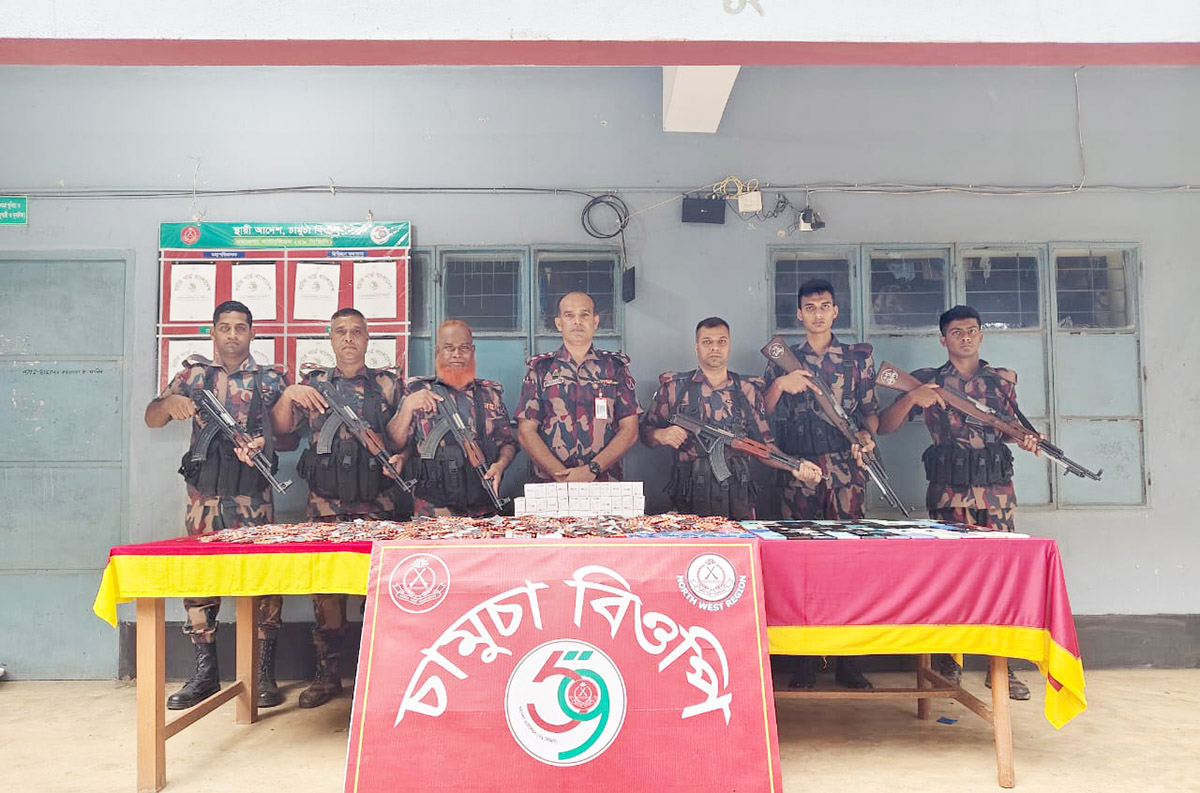 ভোলাহাটে ৫৯ বিজিবির অভিযানে ৫৪টি ভারতীয় চোরাই মোবাইল ফোনসহ  মাদক জব্দ