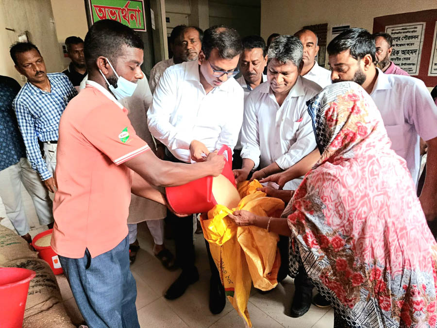 চাঁপাইনবাবগঞ্জের রহনপুর পৌরসভায় ভিজিএফের চাল বিতরণ শুরু
