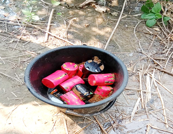 শিবগঞ্জে  বিজিবি-পুলিশের যৌথ অভিযানে ১৯টি ককটেল সদৃশ বস্তু উদ্ধার