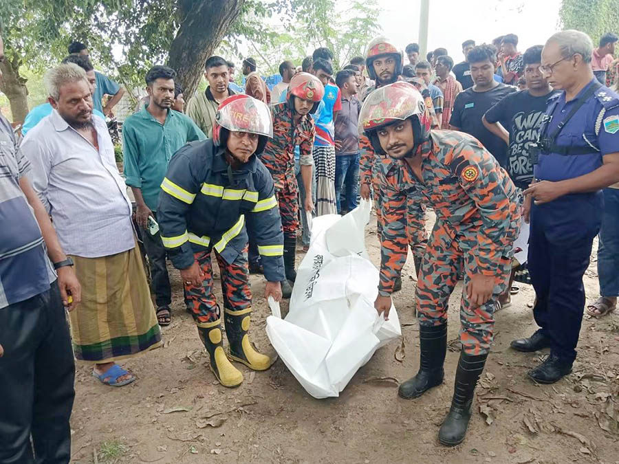 সদর ও ভোলাহাটে নারীসহ অজ্ঞাত দুটি মরদেহ উদ্ধার : নাচোলে বিদ্যুৎস্পৃষ্টে মারা গেছে তরুণ