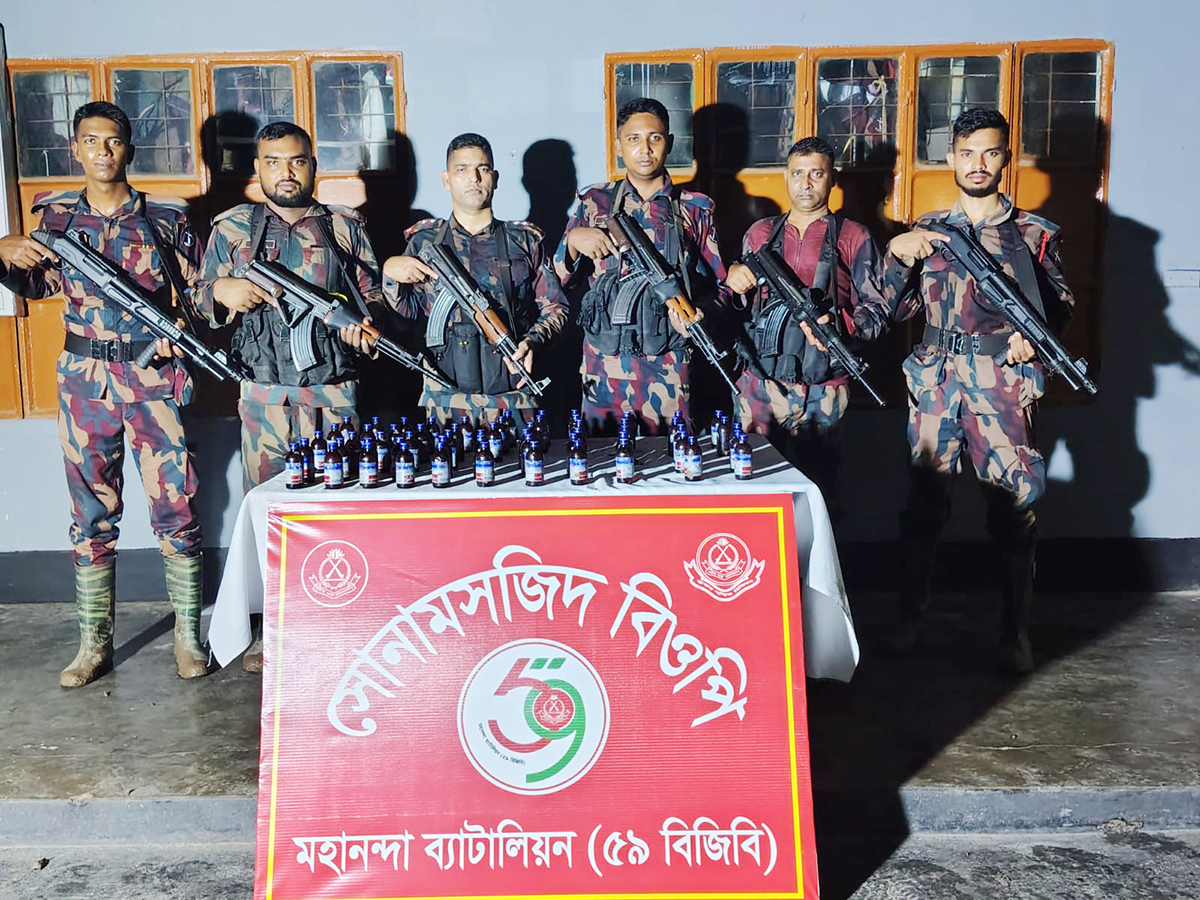 ৫৯ বিজিবির পৃথক অভিযানে  শিবগঞ্জ ও  ভোলাহাটে জব্দ  নেশাজাতীয় সিরাপ