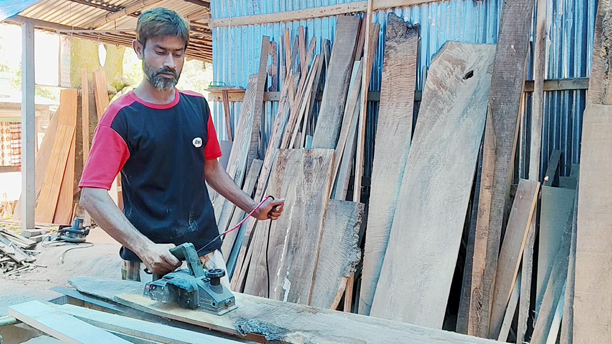 পঁয়তাল্লিশে এসএসসি পাস করলেন কাঠমিস্ত্রি নাসিমুল