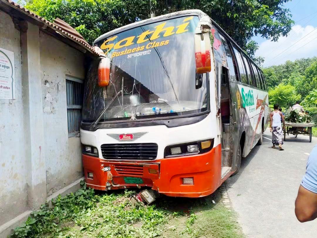 সড়ক দুর্ঘটনায়  ভোলাহাটে মোটরসাইকেল  চালক নিহত