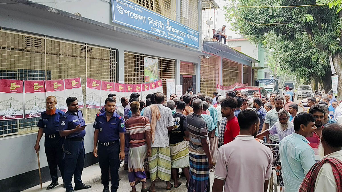 গোমস্তাপুরে সারের দাবিতে কৃষকের বিক্ষোভ