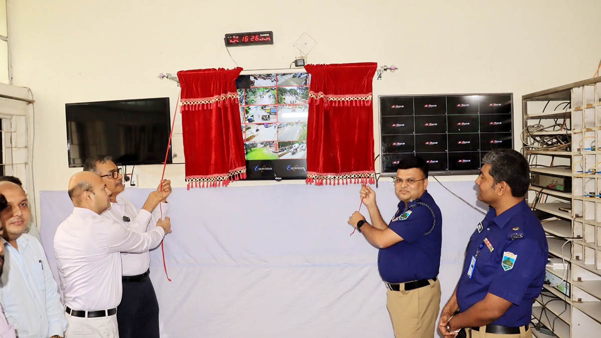 এবার চাঁপাইনবাবগঞ্জে বসানো  হলো ৩২টি এআই ক্যামেরা