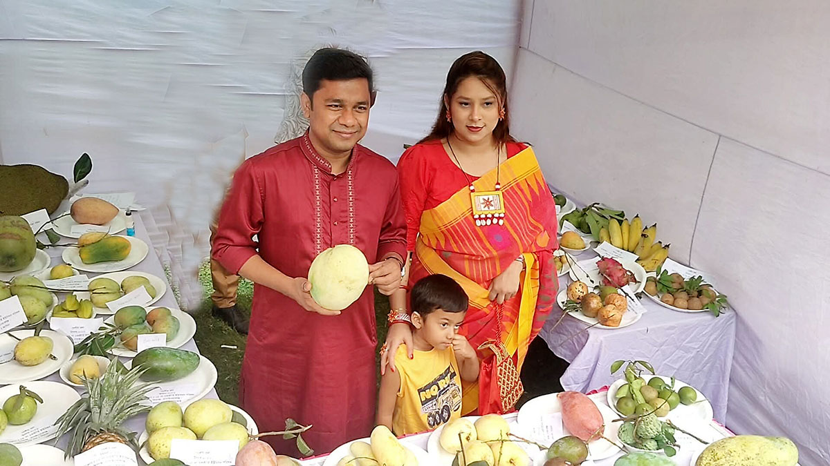 শিবগঞ্জে দেশীয় ফল উৎসব