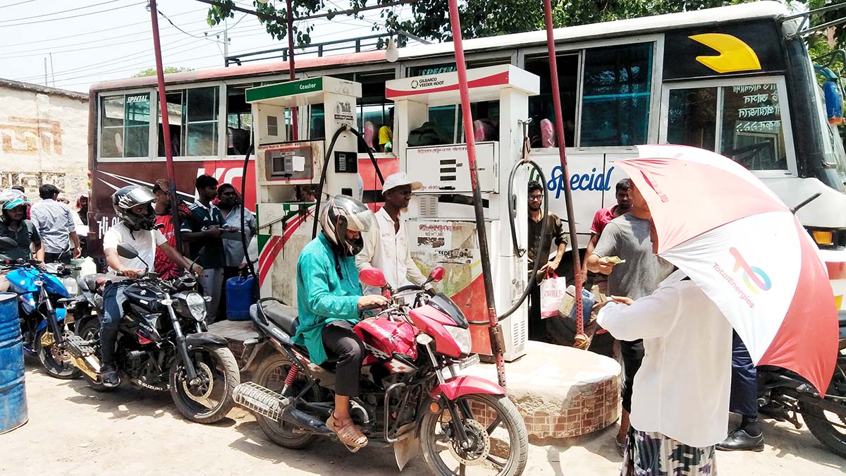 তেলের দাম বাড়লেও চাঁপাইনবাবগঞ্জে কমেনি ভোগান্তি