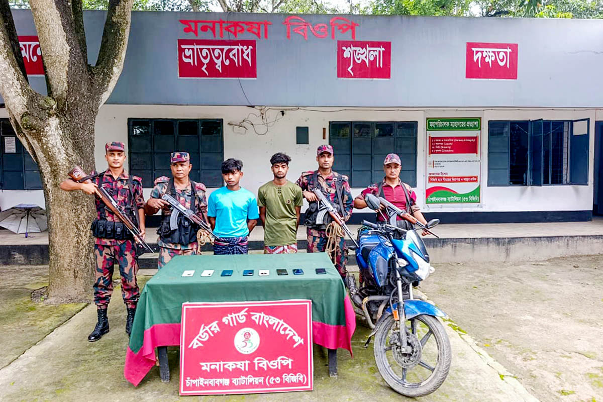 মনাকষায় ৫৩ বিজিবির অভিযানে  ৮ মোবাইল ফোন সেটসহ আটক ২