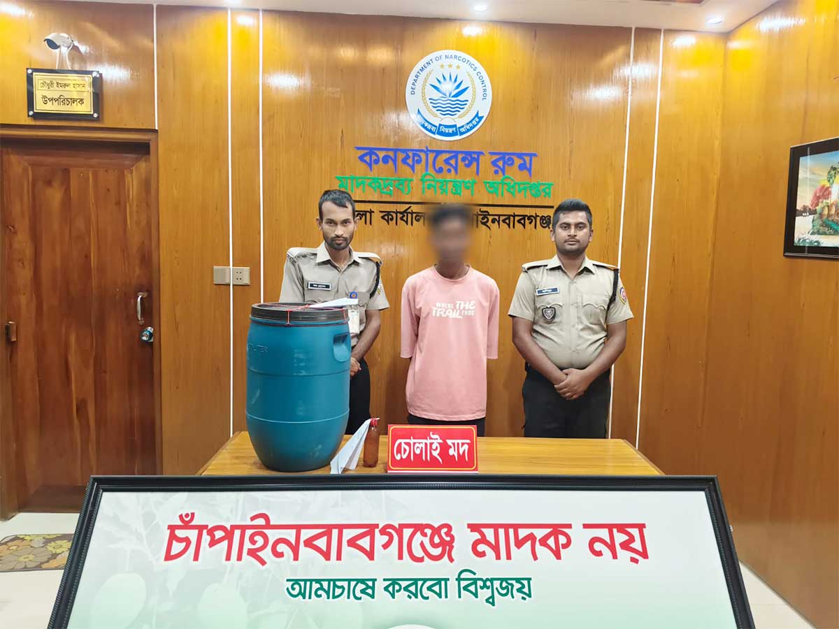 গোমস্তাপুরে ডিএনসি’র অভিযানে  চোলাইমদসহ ইজিবাইক জব্দ : আটক তিনজন