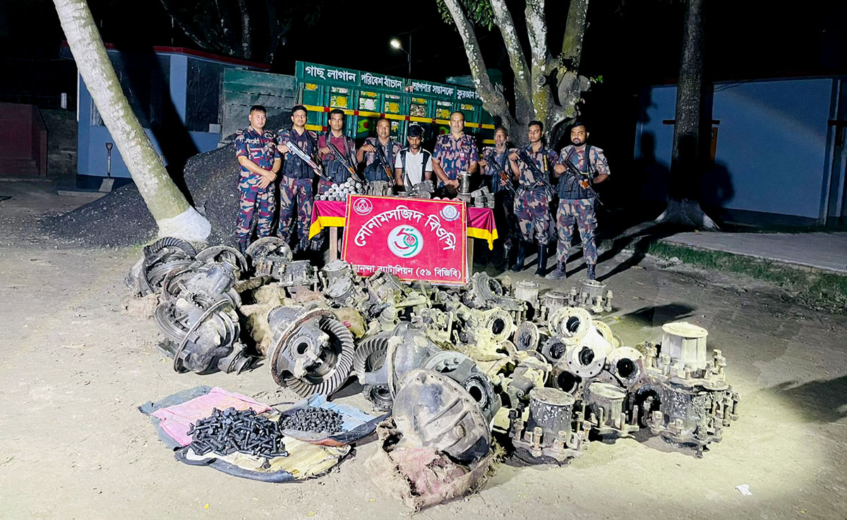 সোনামসজিদ স্থলবন্দর : পাথরবোঝাই ট্রাকের ভেতর মিলল ভারতীয় যন্ত্রাংশ আটক একজন
