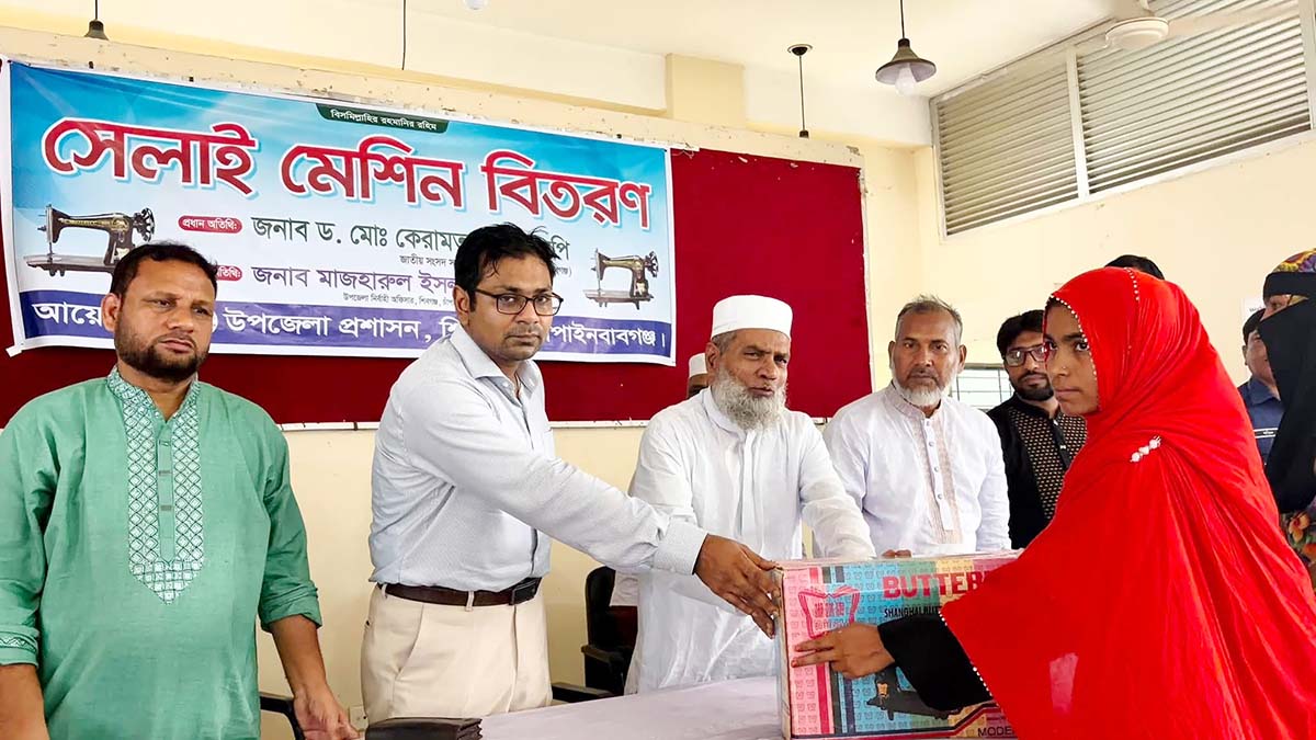 শিবগঞ্জে সেলাইমেশিনসহ বিভিন্ন উপকরণ বিতরণ