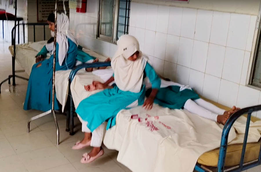 শিবগঞ্জে ফুটপাতের পেঁয়াজি খেয়ে ৯ শিক্ষার্থী অসুস্থ