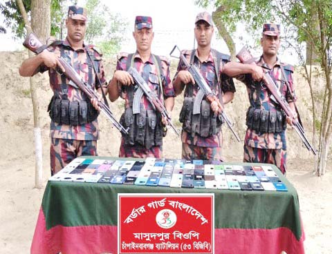 বিজিবির অভিযানে  শিবগঞ্জে ৮৮টি ভারতীয়   মোবাইল ফোন জব্দ