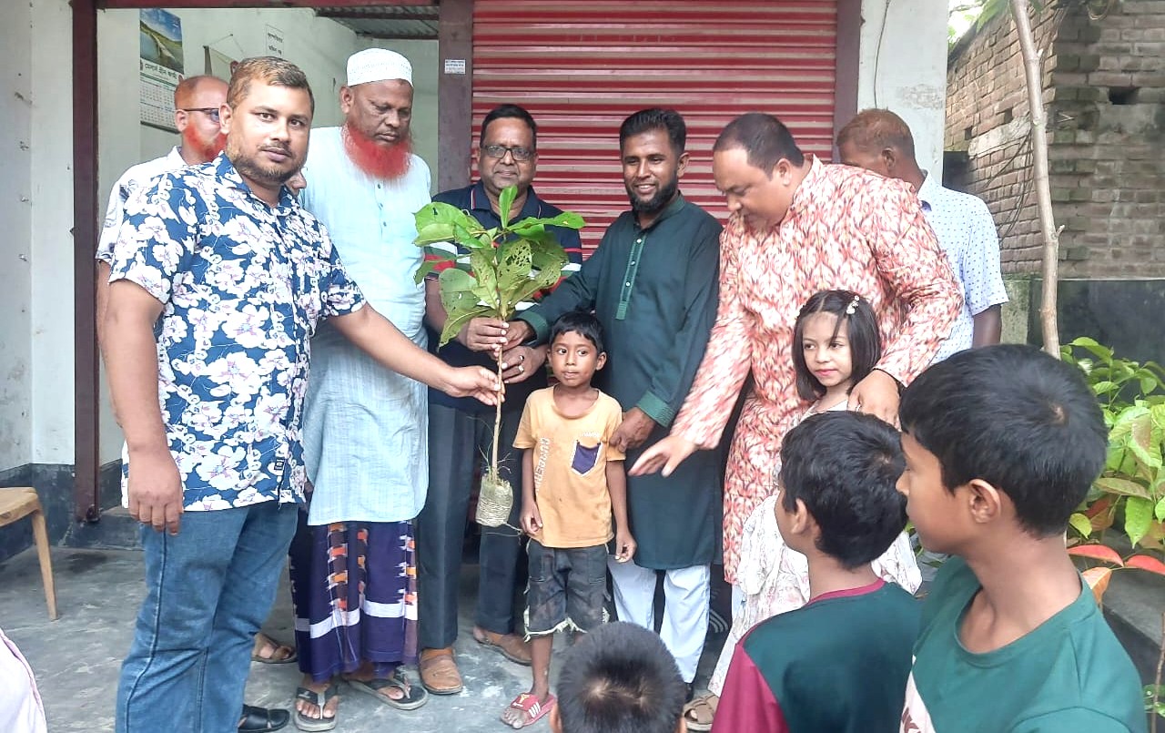 চাঁপাইনবাবগঞ্জে সম্প্রীতির বৃক্ষ   রোপণ ও চারা  বিতরণ