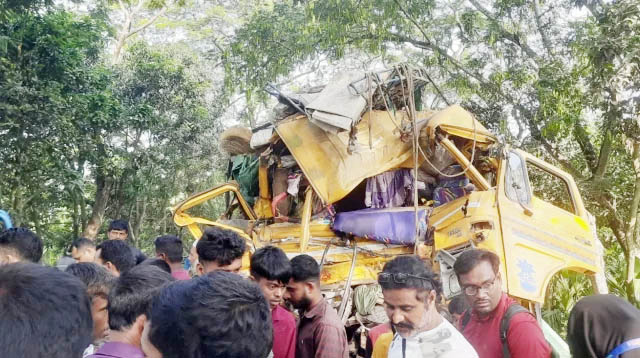নাটোরে বাস-ট্রাকের মুখোমুখি  সংঘর্ষে নিহত ১৪