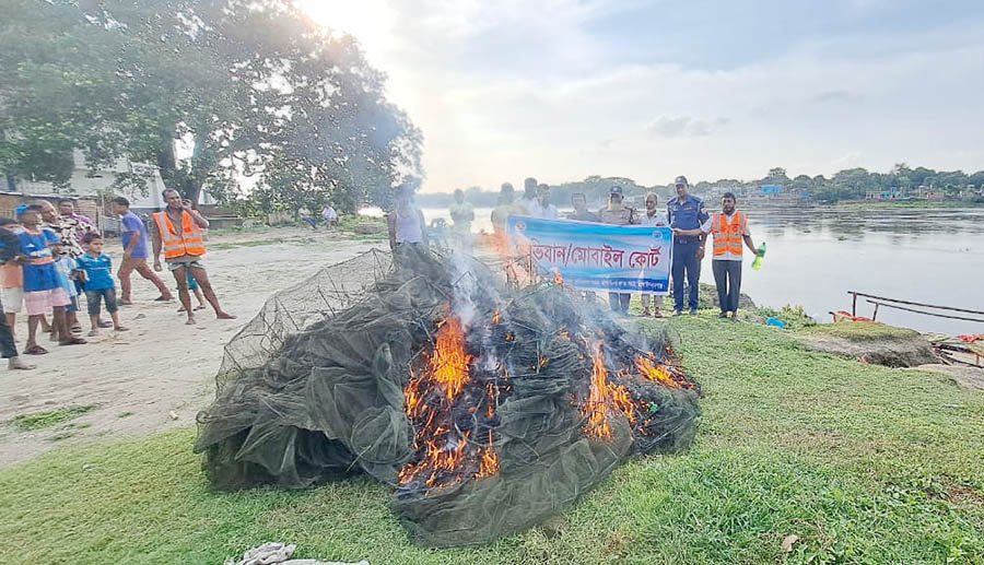 মৎস্য অফিসের মোবাইল কোর্ট  : মহানন্দায় ৫০টি  চায়না দুয়ারী জাল পুড়িয়ে ধ্বংস